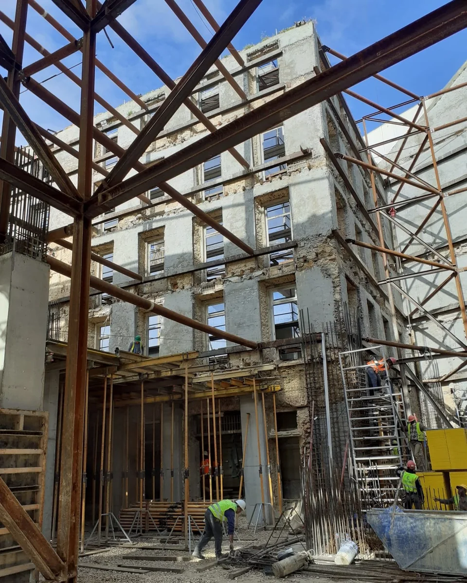 Estrutura metálica em montagem numa obra
